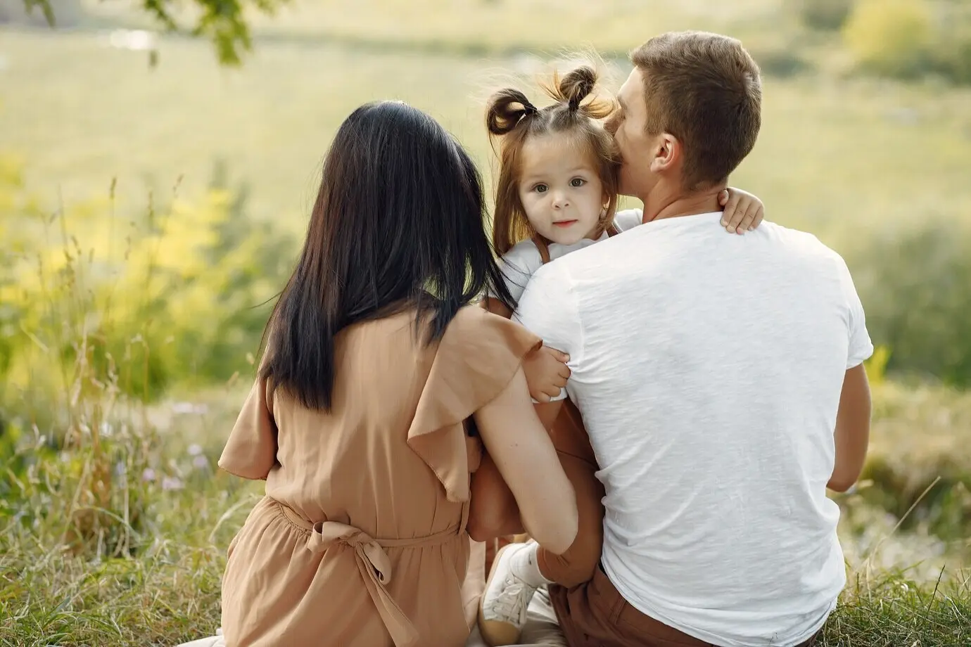 Niedliche Familie beim Spielen auf einem herbstlichen Feld