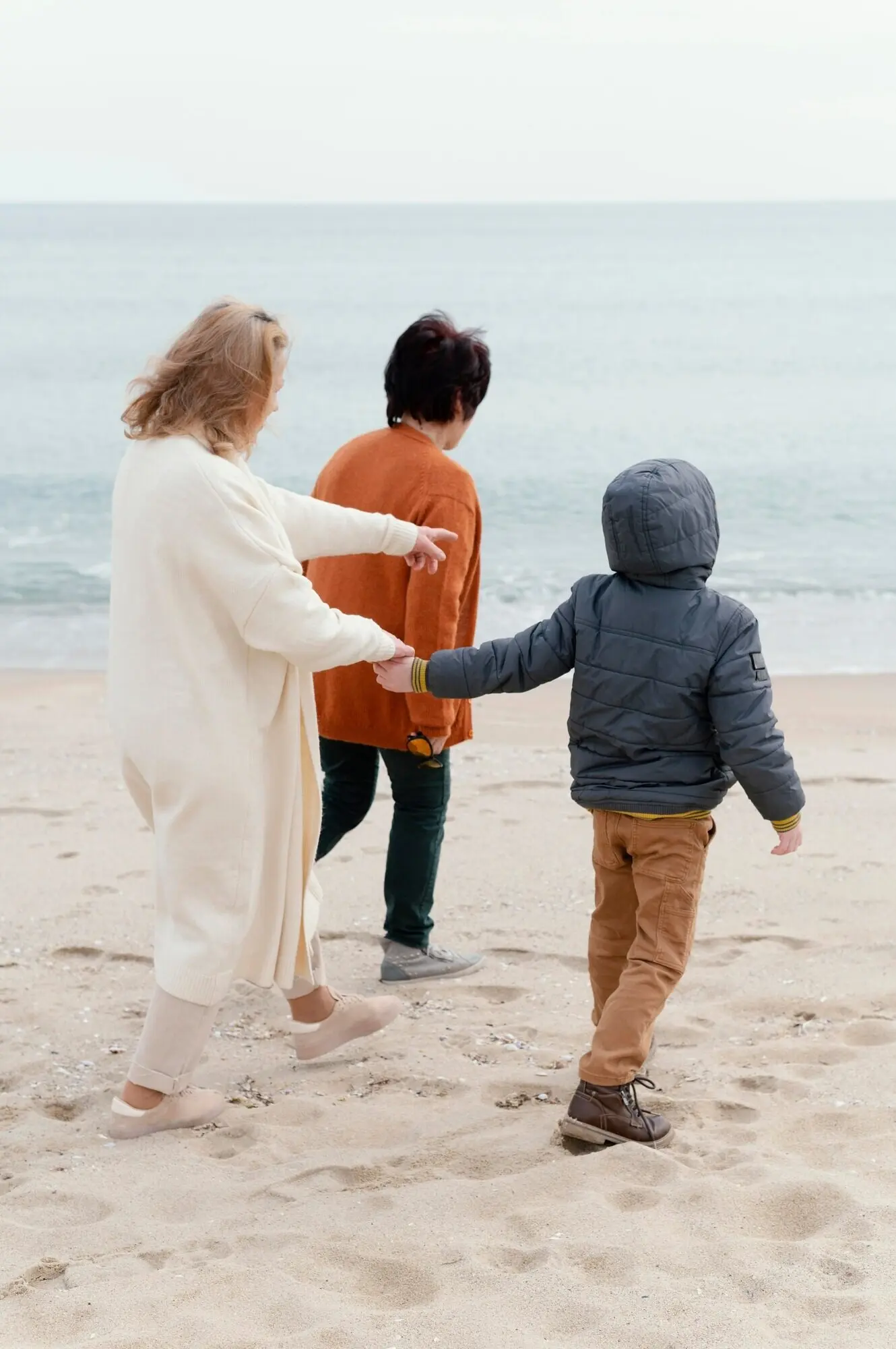 Ganzkörperaufnahme von Großmüttern und einem Kind