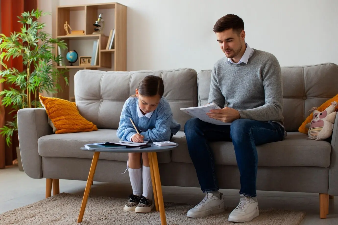 Ganzkörperaufnahme eines Mädchens, das zu Hause Mathematik lernt.