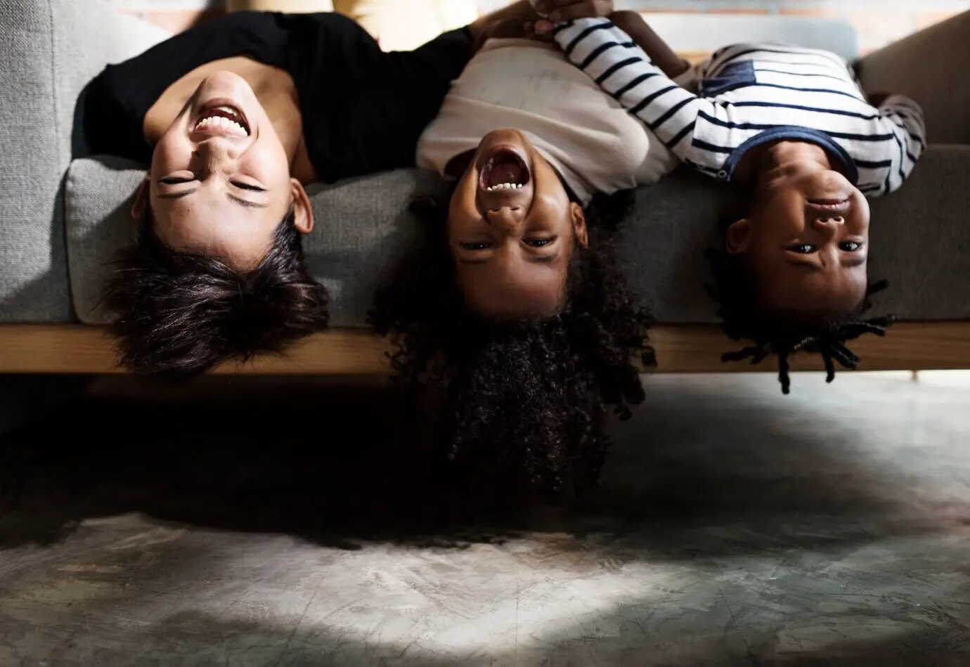 Lächelnde Mutter mit ihren verspielten Kindern